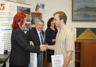 O. Kožár preberá cenu z Braneckého Trenčín
