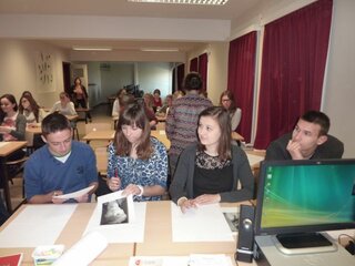 Učastníci konferenie pri praci v skole