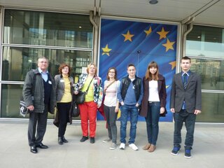 Učastníci konferenie pred parlamentom