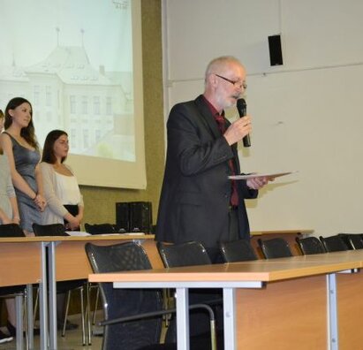 Odovzdávanie maturitných vysvedčení.